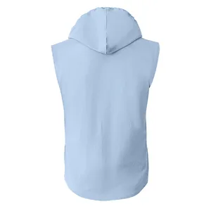 Vista posteriore di una camicia senza maniche con cappuccio in lino azzurro per uomo