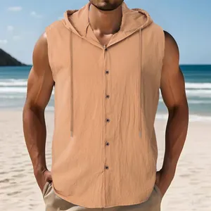 Camicia senza maniche da uomo in lino color albicocca con cappuccio e bottoni sulla spiaggia