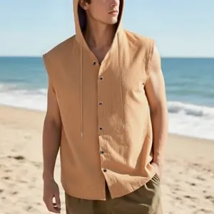 Vista dettagliata di una camicia senza maniche in lino da uomo con cappuccio in spiaggia