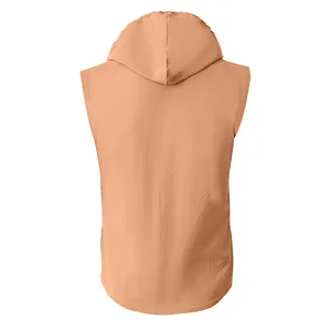Dettaglio posteriore di un gilet da uomo in lino con cappuccio in colore beige.