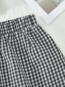 Gros plan sur un short à carreaux vichy noir et blanc avec taille élastique