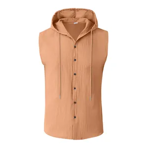 Dettaglio di una camicia casual da uomo in lino color albicocca senza maniche con cappuccio