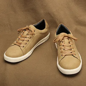 Nahaufnahme klassischer brauner Herren-Sneaker aus Wildleder mit einer weißen Sohle