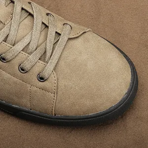 Nahaufnahme khakifarbenes Wildleder-Herrenschuh mit hochwertiger Textur und Sohle