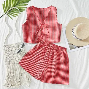 Ensemble débardeur à lacets et short à carreaux rouges à plat pour vacances
