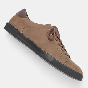 Seitenansicht-Detail von braunen Herren-Sneakern mit mattem Finish und schwarzer Sohle
