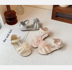 Meisjes bloemen prinsessen sandalen met elegante parelbandjes in zachte kleuren.