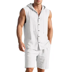 Nahaufnahme der weißen Leinenstruktur von ärmellosem Kapuzenhemd und Shorts Set