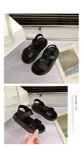Sandales de sport noires pour enfants avec bandes velcro et semelles antidérapantes.