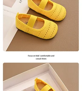 Detalle de cerca de los zapatos Mary Jane de punto amarillo transpirable para niñas