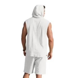 Detaillierte Rückansicht eines weißen ärmellosen Kapuzenhemdes und Shorts-Sets aus Leinen