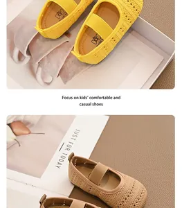 Detalle de cerca de la textura de punto hueco transpirable de zapatos infantiles en amarillo y beige