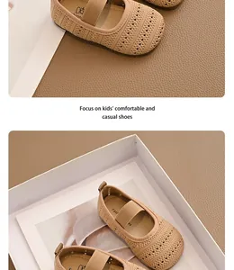 Vista detallada de zapatos Mary Jane de punto hueco transpirable para niñas en color beige