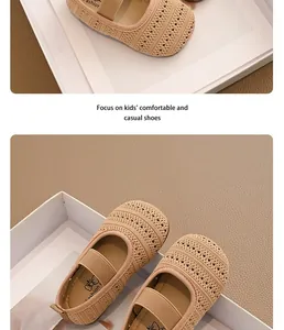 Vista detallada de zapatos planos de punto beige transpirables para niñas en caja