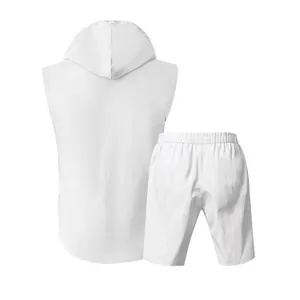 Rückansicht eines weißen Leinen-Sets für Herren mit ärmellosem Kapuzenoberteil und Shorts.