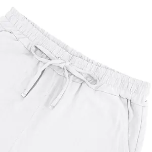 Detailaufnahme von weißen Leinen-Shorts für Herren mit elastischem Kordelzugbund