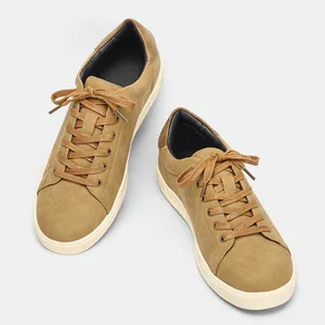 Klassische khakifarbene Herren-Wildleder-Sneaker mit weißer Sohle und braunen Schnüren