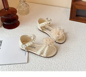 Elegante sandalen voor peutermeisjes met bloem- en pareldetails in crème kleur voor de zomer.