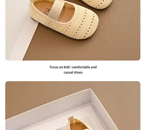 Vista detallada de la textura de punto hueco transpirable de estos zapatos de princesa beige niños.