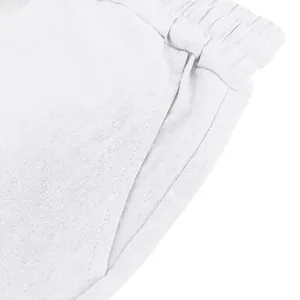 Detailaufnahme von weißen Leinenshorts mit elastischem Bund und seitlicher Tasche