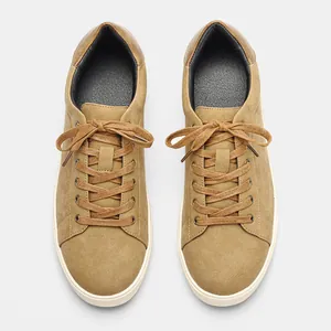 Klassische braune Herren-Wildledersneaker mit Schnürung in der Draufsicht von oben