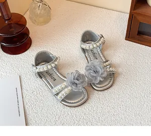 Elegante zilveren peuter sandalen met een grijze stoffen bloem en parel accenten.