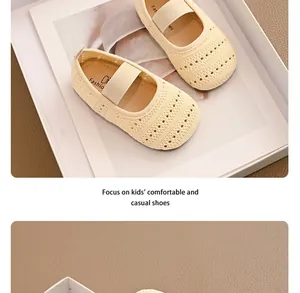 Vista detallada de zapatos de princesa beige de punto hueco para niñas con correa elástica