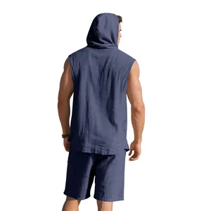 Rückansicht eines lockeren Leinen-Sets für Herren mit ärmellosem Kapuzenshirt und Shorts