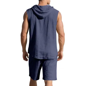 Rückansicht zeigt Textur des Leinen-Kapuzenshirts und der Shorts für Herren im Set.