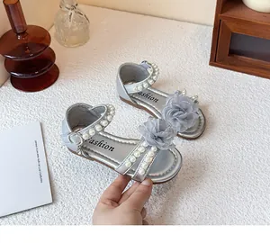 Zilveren babysandalen voor meisjes met mesh bloem en parelbandjes detailweergave