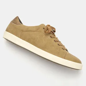 Modische Herren-Freizeitsneaker aus kamelfarbenem Wildleder mit weißer Gummisohle