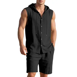 Nahaufnahme des schwarzen, strukturierten Leinen-Kapuzenshirts und der passenden Shorts.