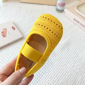 Heldere gele holle ademende gebreide prinsessenschoenen voor meisjes met handig instapontwerp