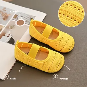 Ademende gele gebreide Mary Janes voor peutermeisjes met een zachte flexibele zool.