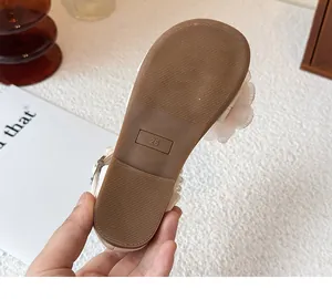 Detailopname van de antislip rubberen zool voor meisjes bloemen sandalen in maat 26
