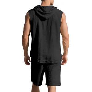 Rückansicht eines schwarzen ärmellosen Kapuzenhemdes und Shorts Sets aus Leinen