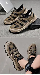 Gros plan sur des sandales fermées en cuir kaki pour hommes avec semelle en mousse