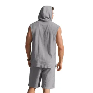 Rückansicht eines grauen Leinen-Zweiteilers für Herren mit ärmellosem Hoodie und Shorts