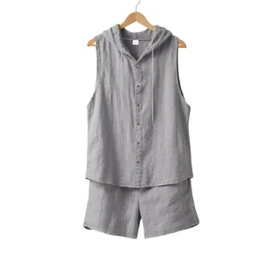 Lässiges graues Herren-Set aus Leinenmischung: ärmelloses Kapuzenhemd und Shorts.