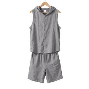 Lässiges Herren-Zweiteiler-Set mit grauem ärmellosem Kapuzenshirt und passenden Leinenshorts
