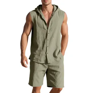 Detailansicht des zweiteiligen Leinen-Sets für Herren mit ärmellosem Kapuzenhemd und Shorts.