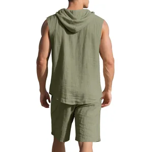 Detailansicht Rückseite Herren Leinen-Set mit Kapuze, ärmelloses Hemd und Shorts in Olivgrün