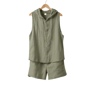 Zweiteiliges Herren-Leinen-Set mit ärmellosem Kapuzenhemd und passenden Shorts in Grün.