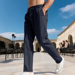 Vue détaillée d'un pantalon décontracté bleu marine ajusté avec taille à cordon