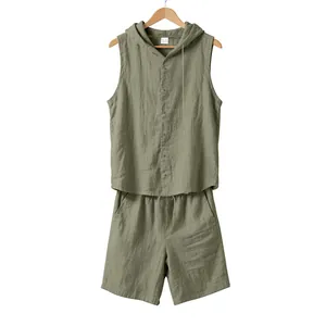 Herren-Set aus olivgrünem Leinen mit ärmellosem Kapuzenpullover und passenden Shorts