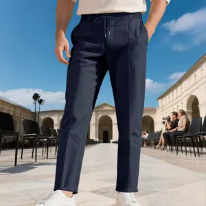 Vue détaillée d'un pantalon business décontracté bleu marine avec cordon et coupe ajustée
