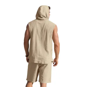 Rückansicht eines Herren Leinen-Sets mit ärmellosem Kapuzenpullover und Shorts