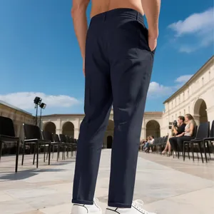 Détail arrière du pantalon décontracté bleu marine pour homme montrant la coupe et la poche