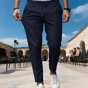 Vue détaillée d'un pantalon décontracté bleu marine à coupe ajustée avec cordon.