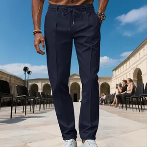Vue détaillée du pantalon bleu marine pour homme, style business décontracté avec cordon.